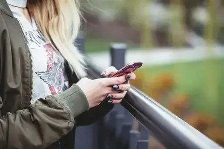 Person holding a smartphone and sending a message